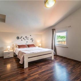 6 bedroom villa with pool near Sveti Lovrec and Poreč, sleeps 12